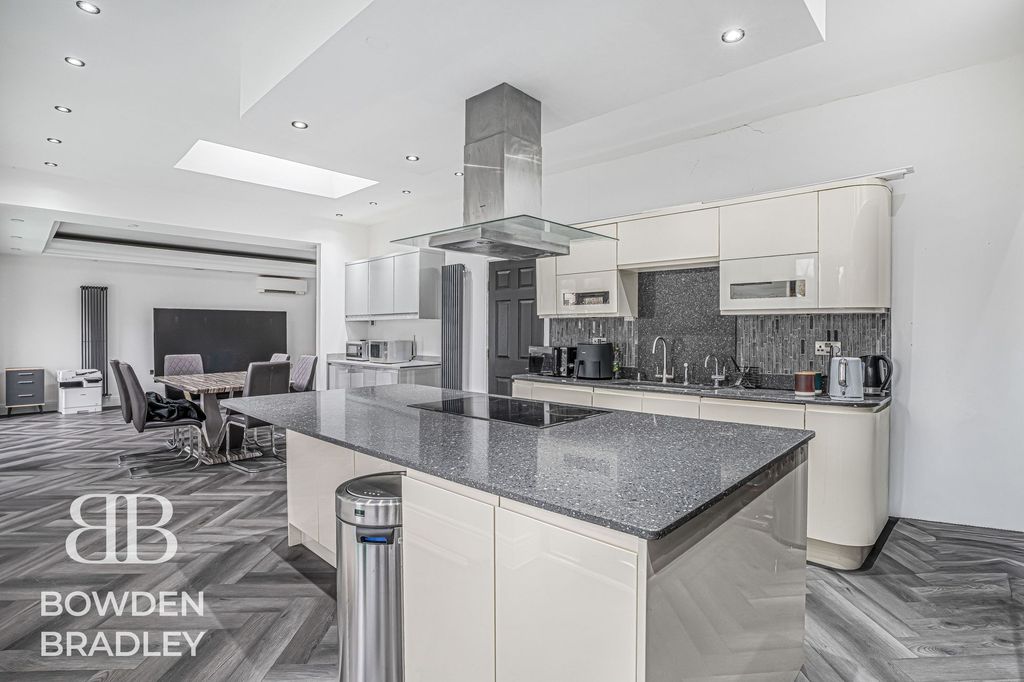 Property photo 2 of 24