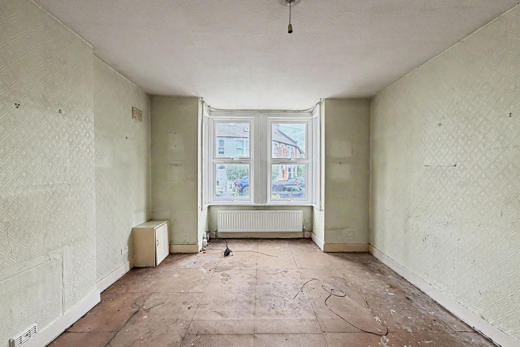 Property photo 3 of 14 Flat 1, 43 Laitwood Road, Balham, London Sw12 9Qn