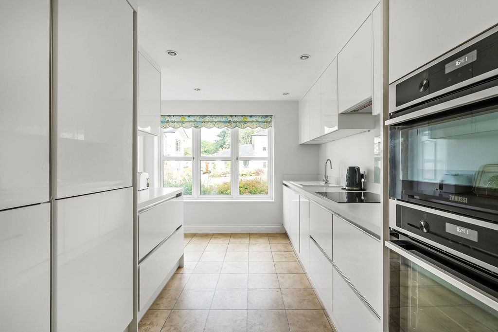 Property photo 2 of 36