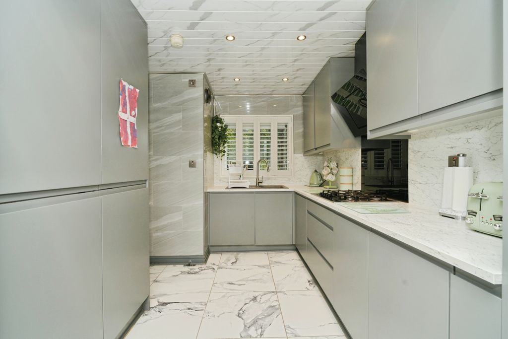 Property photo 2 of 14 Kitchen