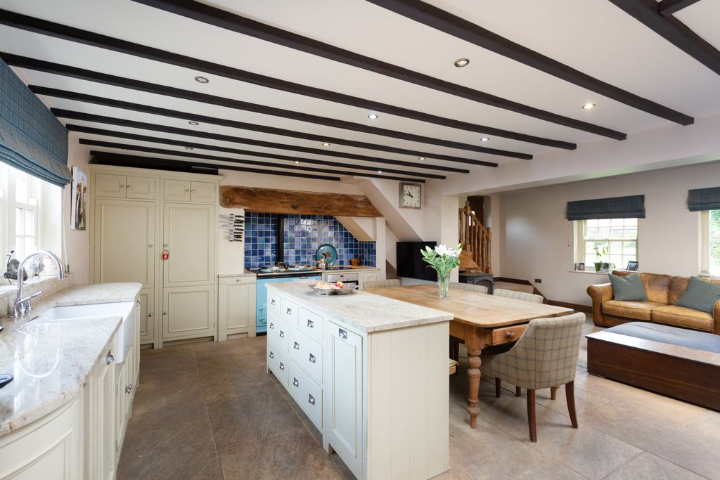 Property photo 2 of 19 Kitchen