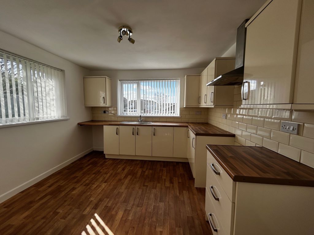 Property photo 3 of 6 Kitchen
