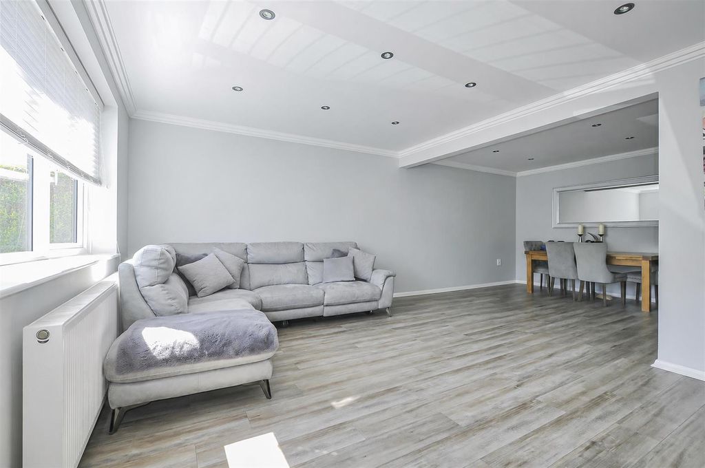 Property photo 2 of 30 Living Room - 9 Newlyn Close.Jpg