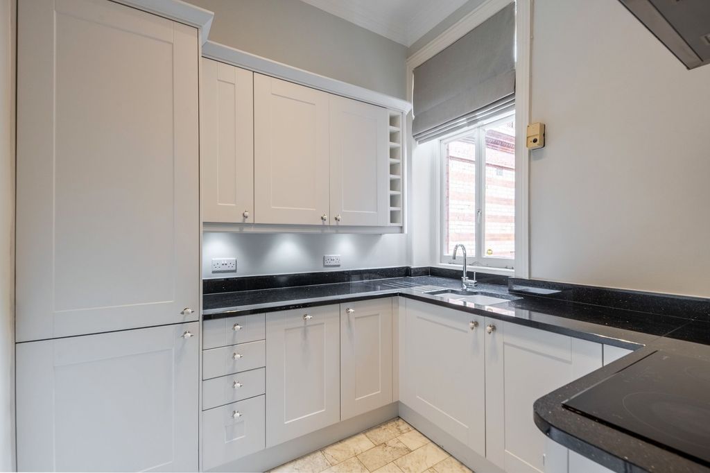 Property photo 3 of 11 Kitchen