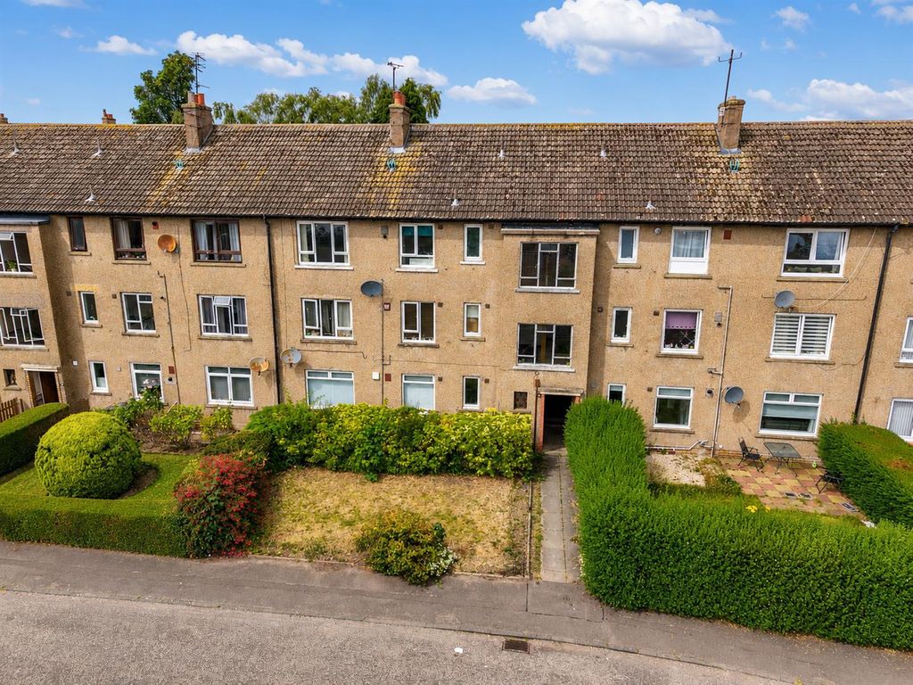 Property photo 2 of 13 94A Kemnay Gardens Dundee-2.Jpg