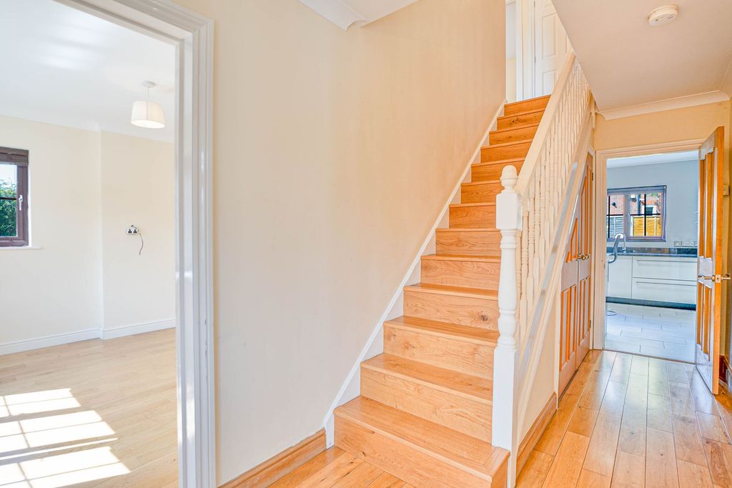 Property photo 2 of 27 Entrance Hall