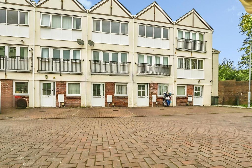 Property photo 1 of 10 External