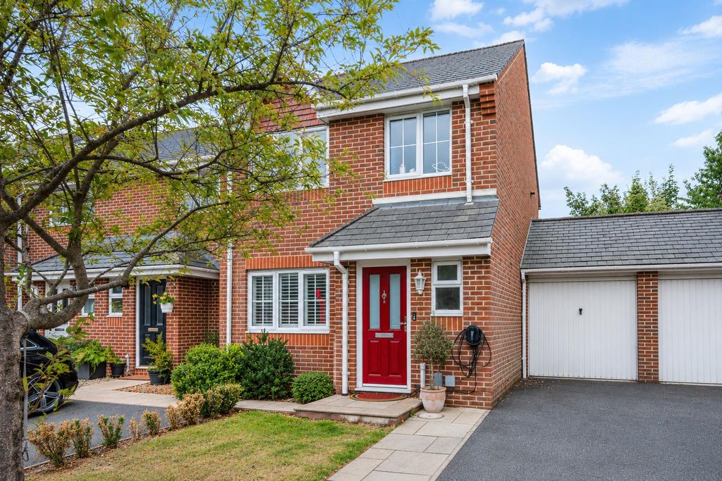 Property photo 1 of 14 Manor Crescent