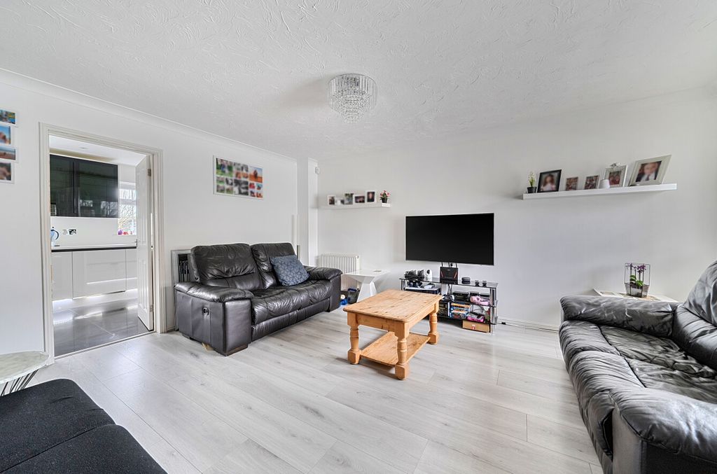 Property photo 3 of 13 1430121-6-69Cb9Bf...