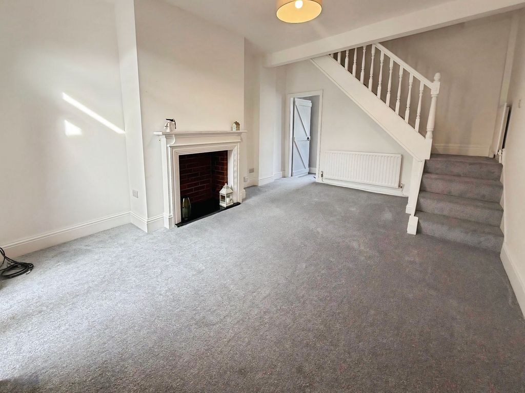 Property photo 3 of 14 Lounge