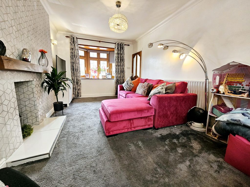 Property photo 2 of 11 Lounge