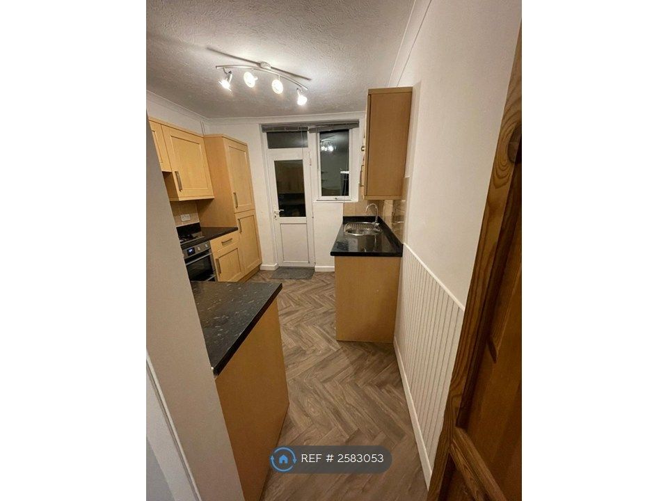 Property photo 3 of 10 Kitchen