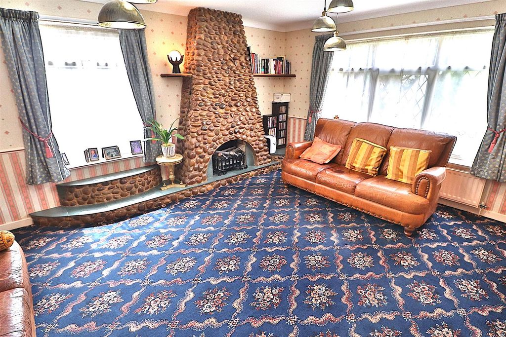 Property photo 2 of 32 Family Lounge