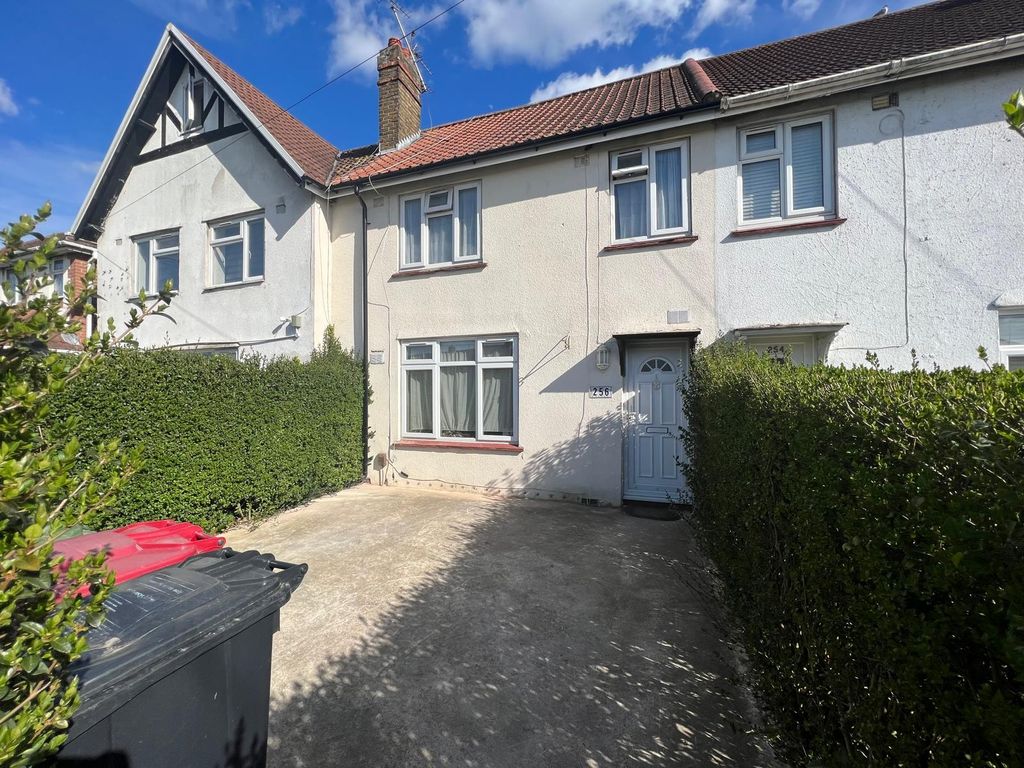 Property photo 1 of 2 3 Bed Semi-Detached House To Rent Uxbridge Road, Slough Sl2