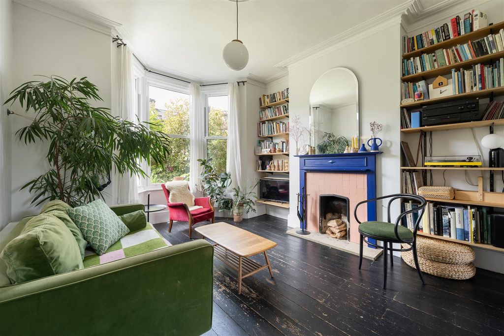 Property photo 2 of 34 Second Avenue, E12