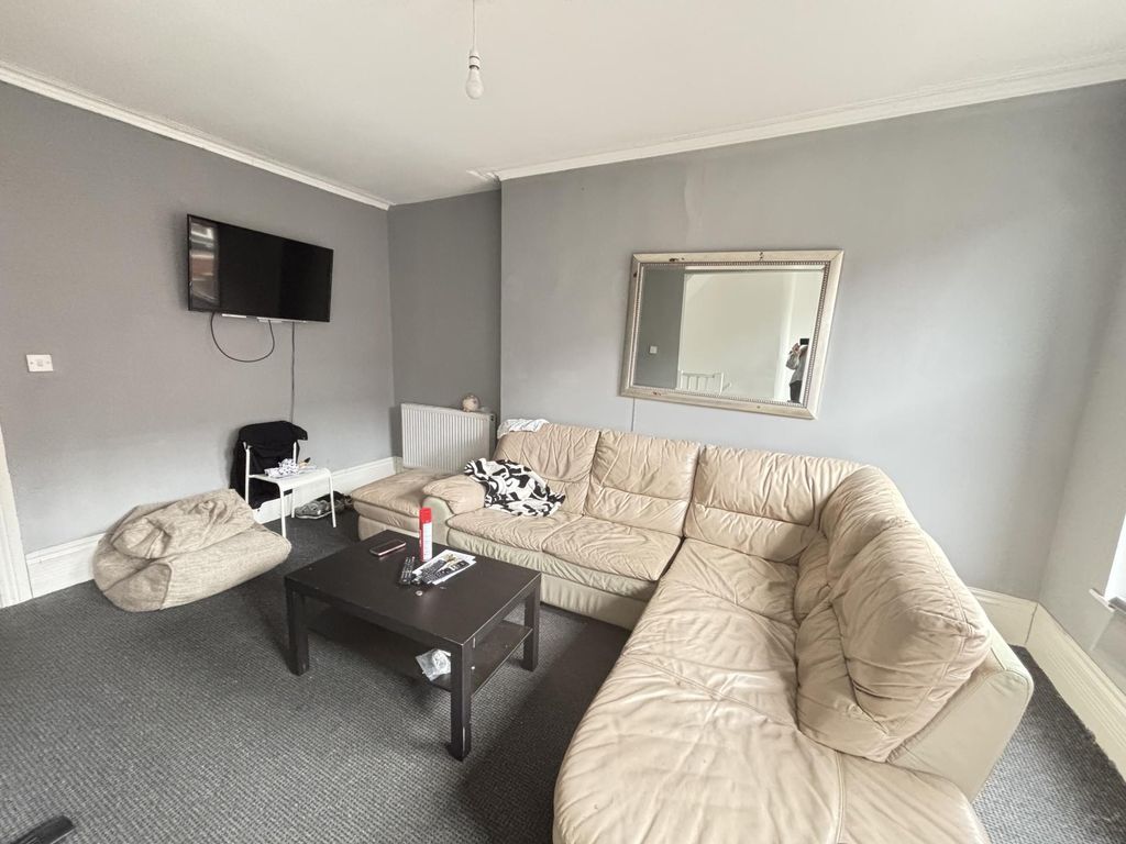 Property photo 2 of 6 A Bright And Spacious Modern Living Room With A La...