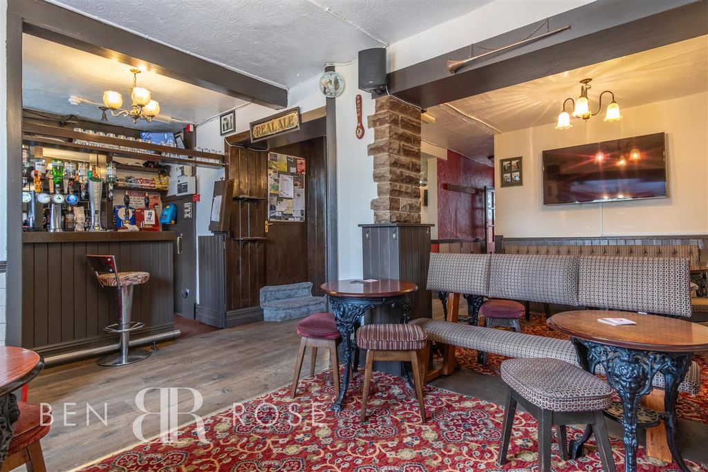 Property photo 2 of 9 Seating Area/Bar