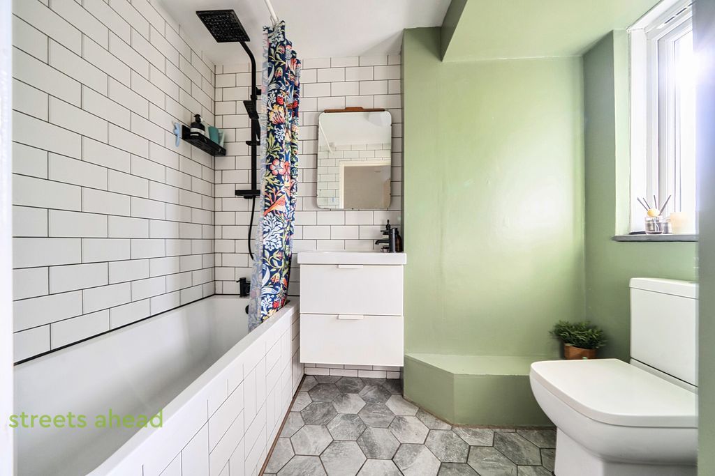 Property photo 3 of 17 85E762F1-B1B4-4E2...