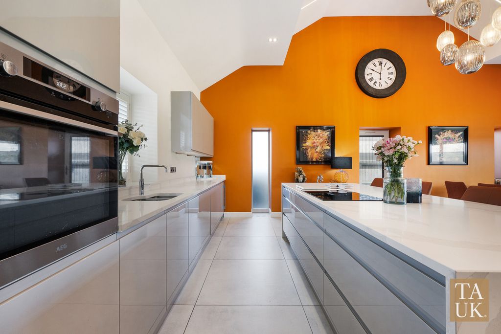 Property photo 2 of 31