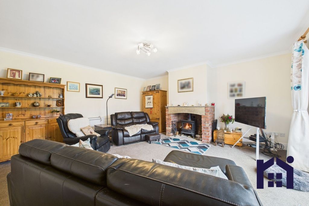 Property photo 2 of 24 Cosy Living Room