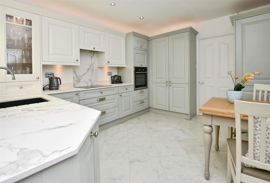 Property photo 2 of 25 Kitchen