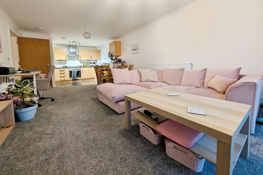 Property photo 3 of 10 (Thumbnail)