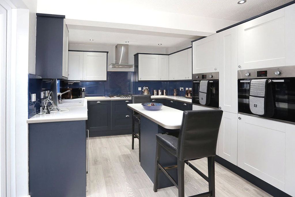 Property photo 3 of 15 Breakfast Kitchen
