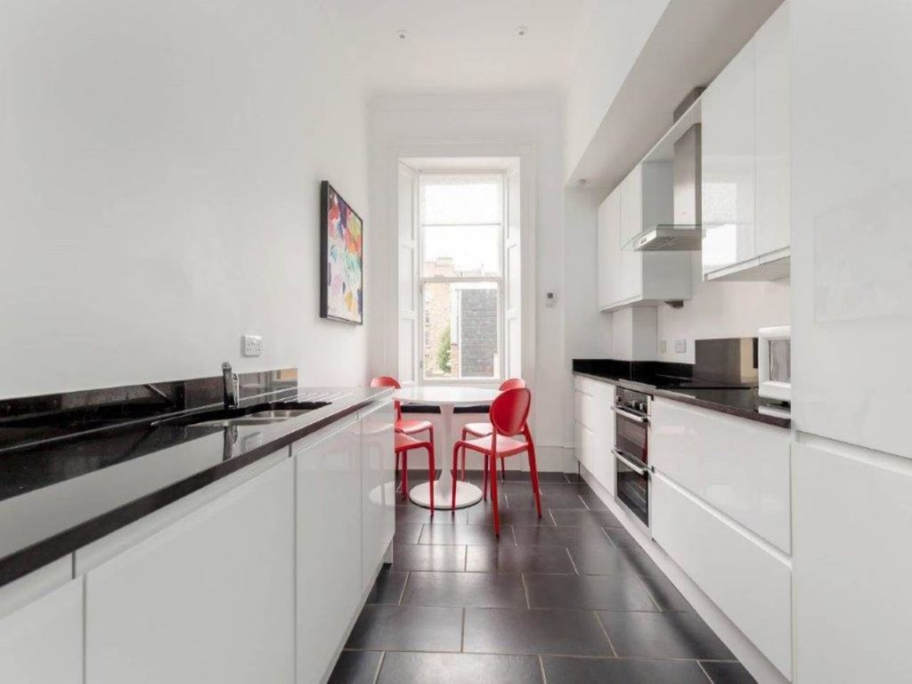 Property photo 3 of 11 46735_33_London_St_009