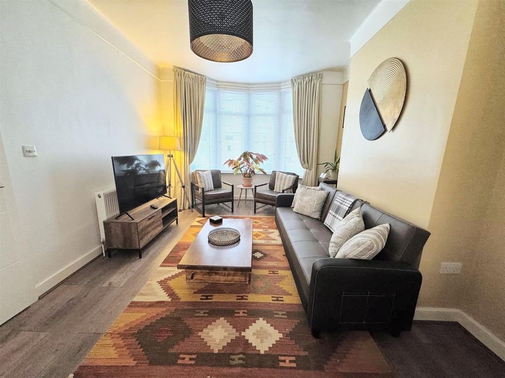 Property photo 3 of 12 Lounge