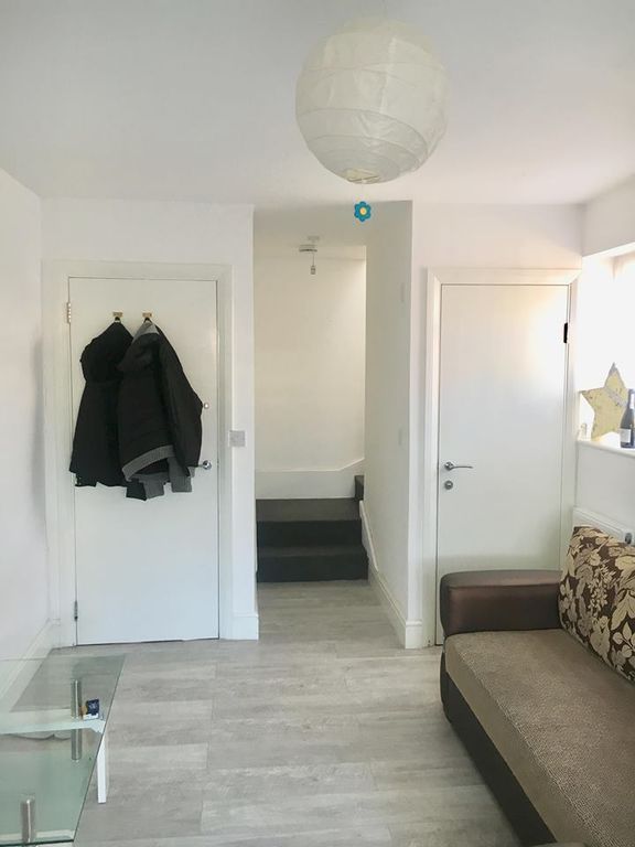 Property photo 1 of 8 2 Bedroom House For Rent