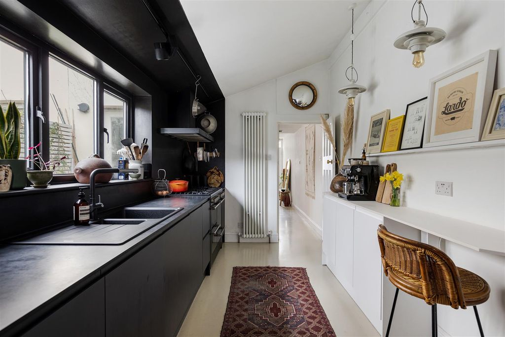Property photo 1 of 27 Stafford Road E7