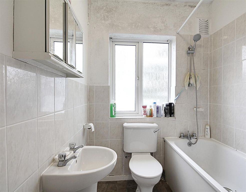 Property photo 1 of 8 Bathroom.Jpg