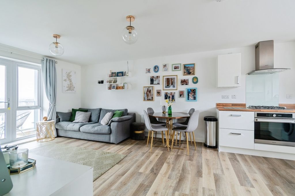 Property photo 2 of 17 Lounge