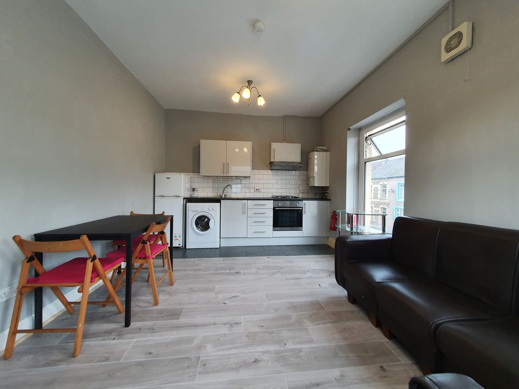 Property photo 1 of 16 2 Bedroom Flat For Rent