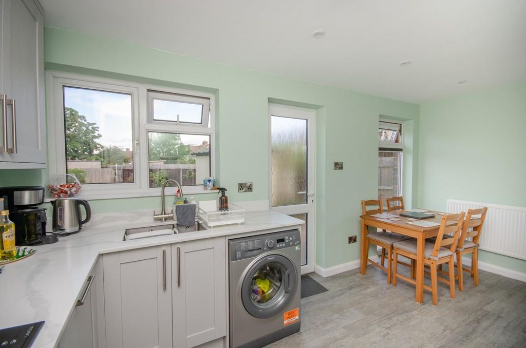 Property photo 3 of 15 Kitchen Pic 3.Jpg