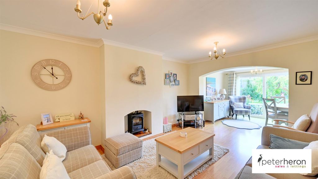 Property photo 3 of 21 Lounge