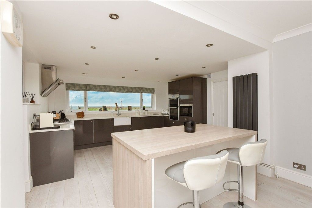 Property photo 3 of 17 Kitchen