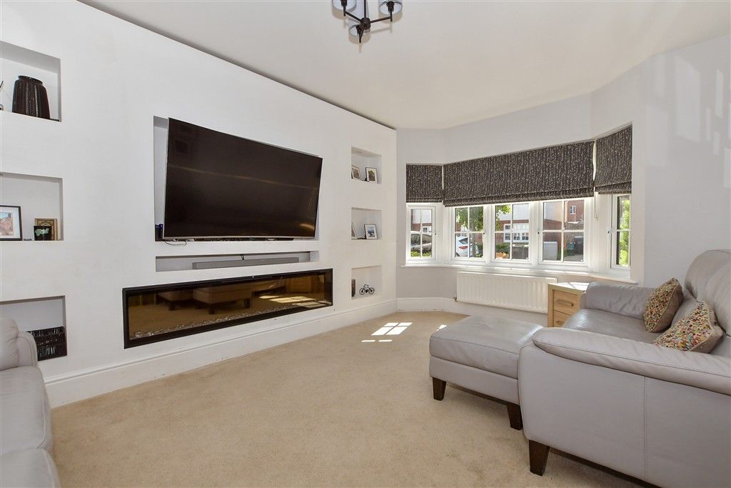 Property photo 1 of 17 Lounge