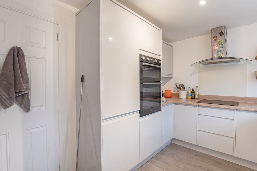 Property photo 3 of 20 Kitchenangle2