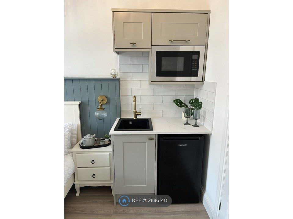 Property photo 2 of 23 Room 7 Kitchenette