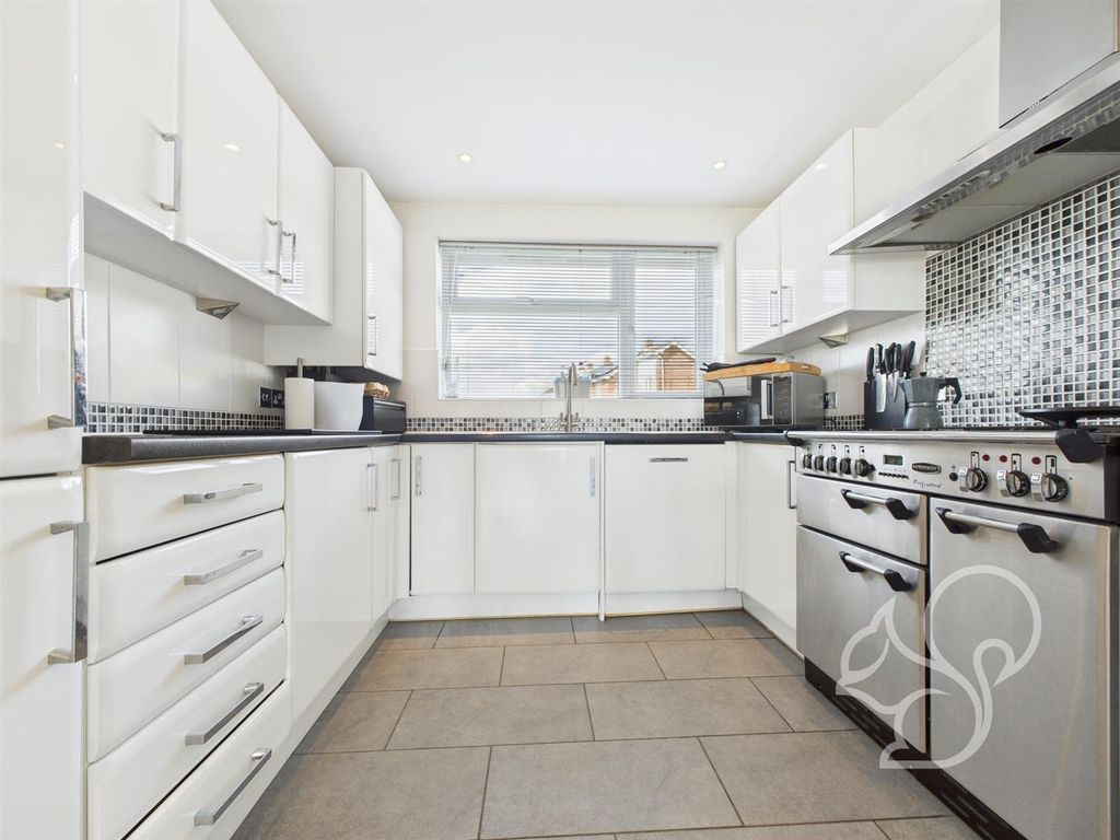 Property photo 3 of 29 Kitchen