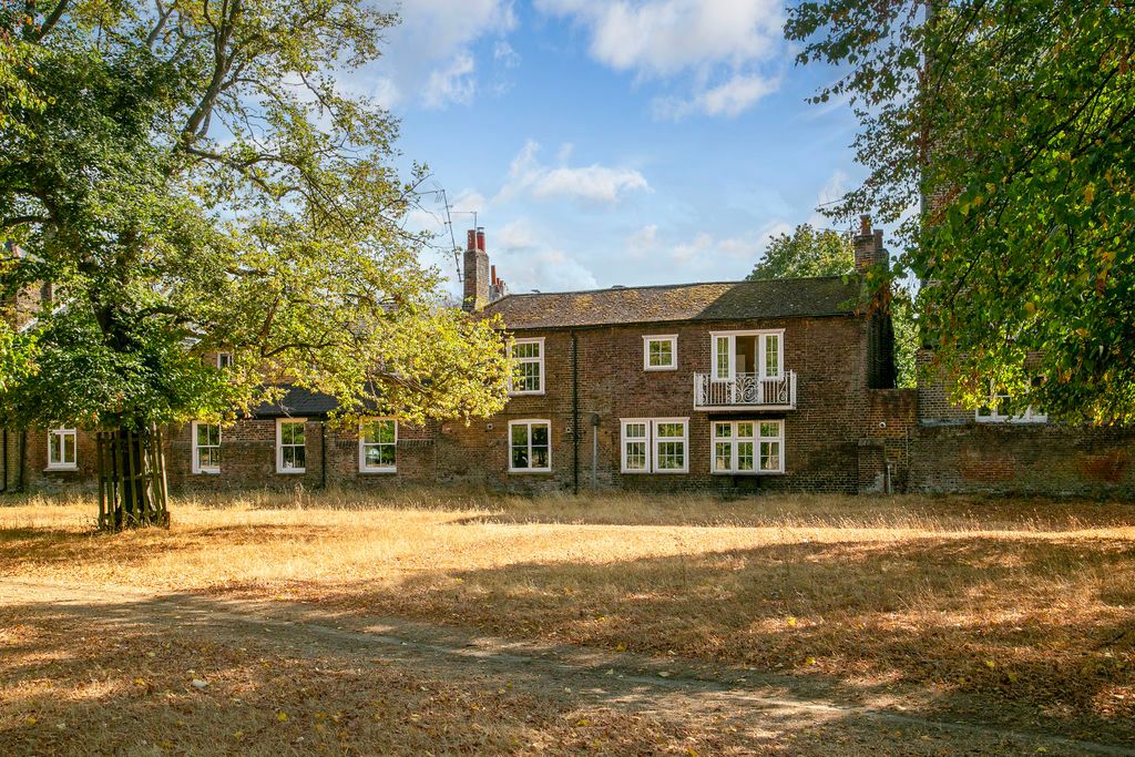 Property photo 1 of 27 Maze Cottage, Hampton Court