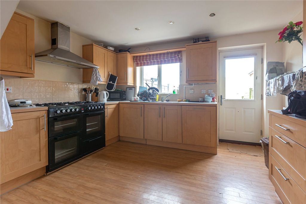 Property photo 2 of 18 Picture No. 16