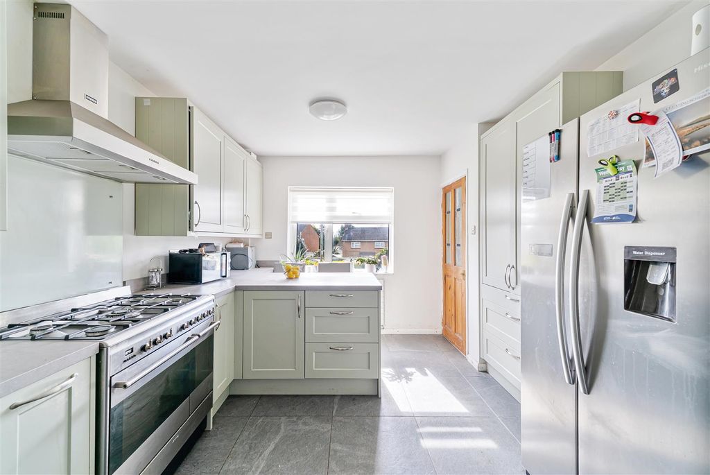 Property photo 3 of 19 Kitchen