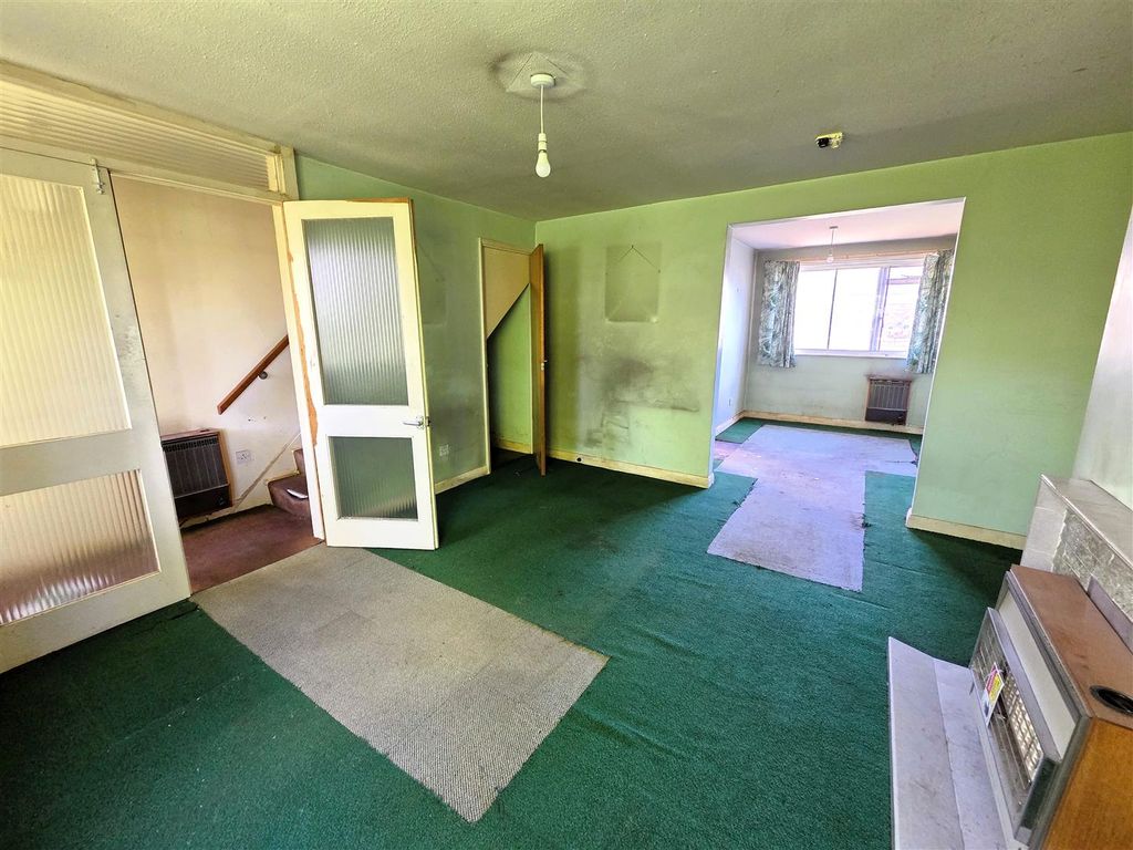 Property photo 2 of 14 33 Maple Close - Lounge2.Jpg