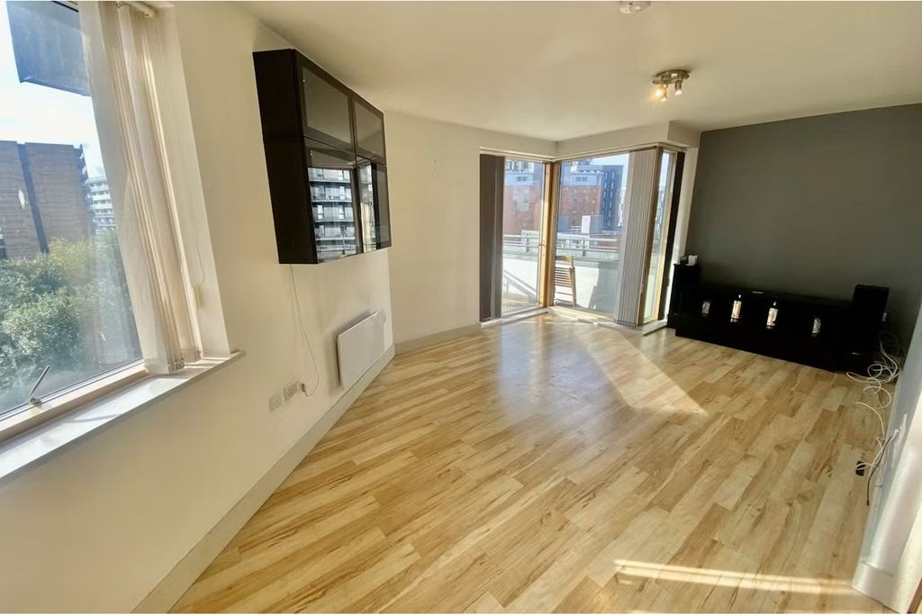 Property photo 2 of 16 Lounge