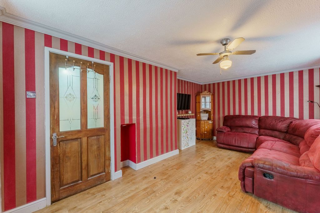 Property photo 2 of 21