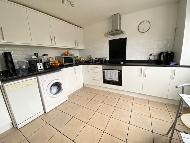 Property photo 2 of 9 Kitchen