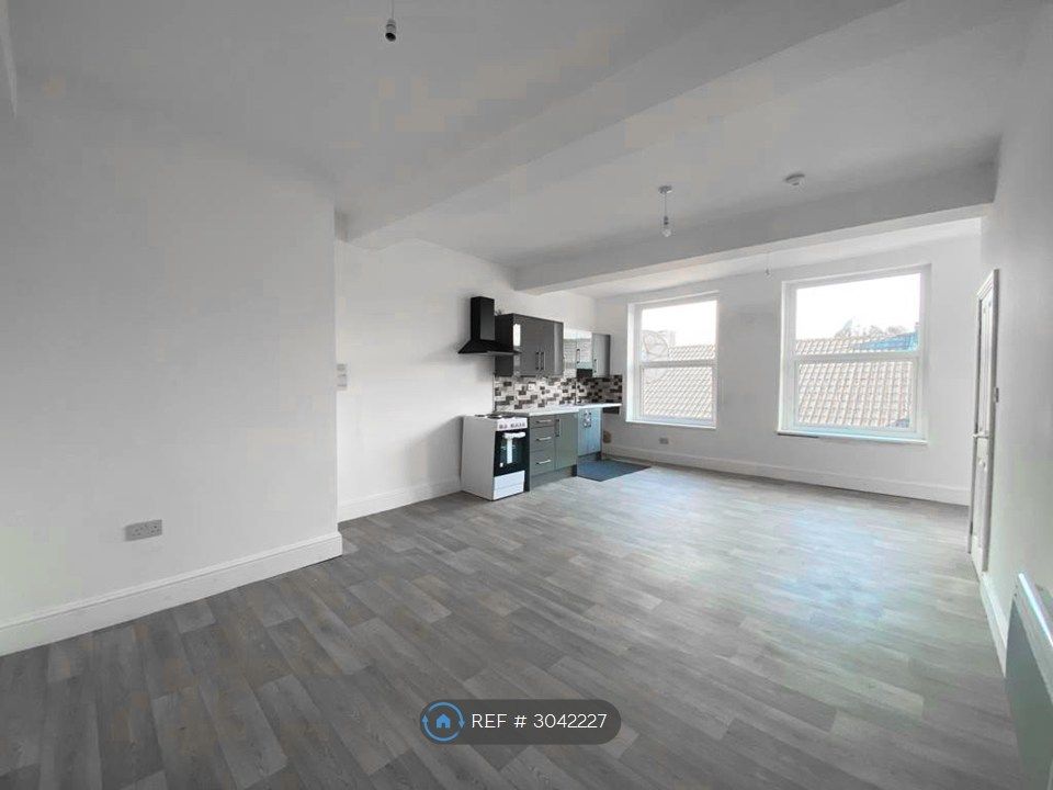 Property photo 1 of 10 Kitchen / Lounge