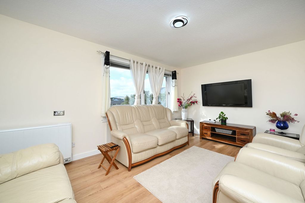 Property photo 2 of 26